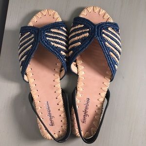 DONTATED~NWOT Farylrobin woven flats.